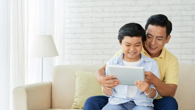 Membangun Secure Attachment: Mengapa Ayah Harus 'Hadir', Bukan Sekadar 'Ada'